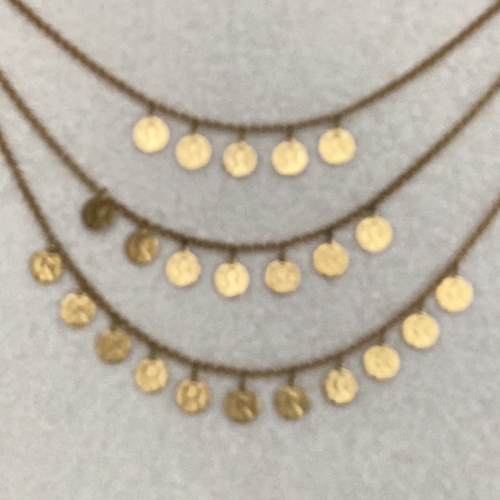 Rare Find , Stunning Vintage 3 Strand GoldToneNecklace with Faux Queen V… - Picture 5 of 6
